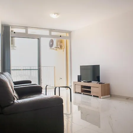 Modern 3-bedroom With Balcony & Ac, Gozo Xewkija