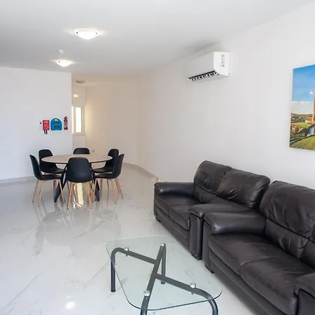Modern 3-bedroom With Balcony & Ac, Gozo Apartment Xewkija