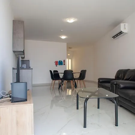 Modern 3-bedroom With Balcony & Ac, Gozo Xewkija