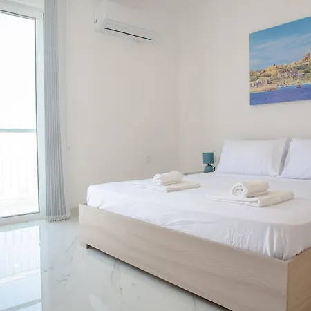 Modern 3-bedroom With Balcony & Ac, Gozo Apartment *